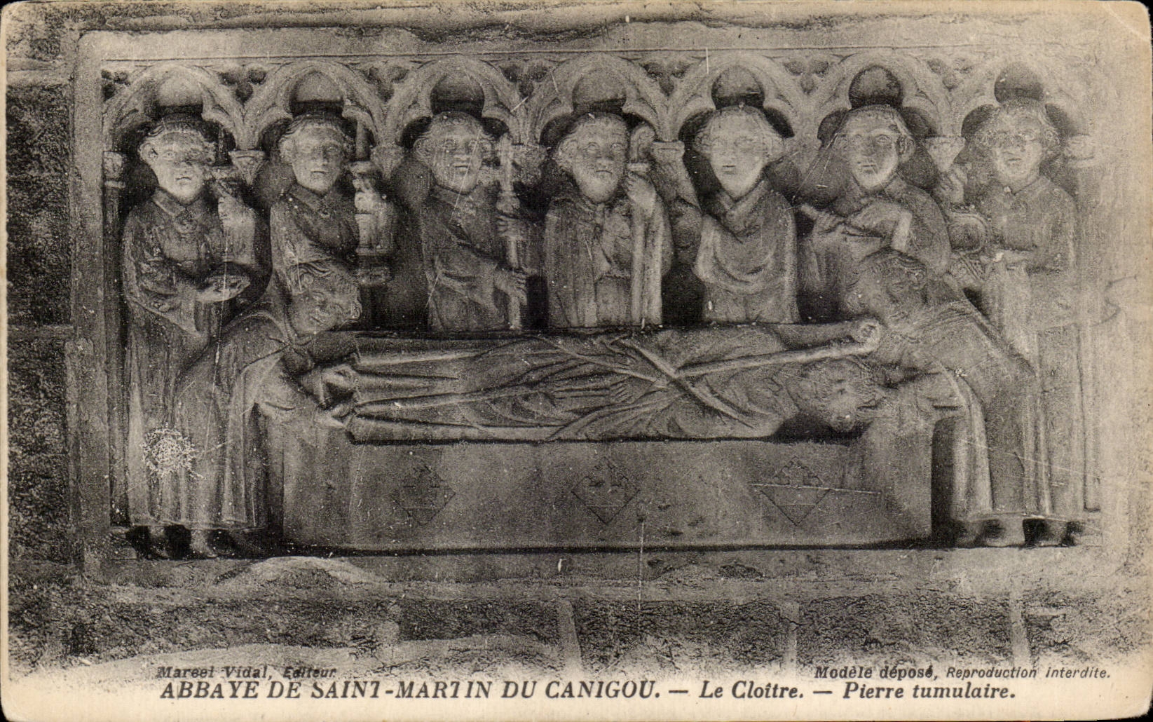 CPA Abbaye de Saint Martin du Canigou le cloitre Pierre tumulaire