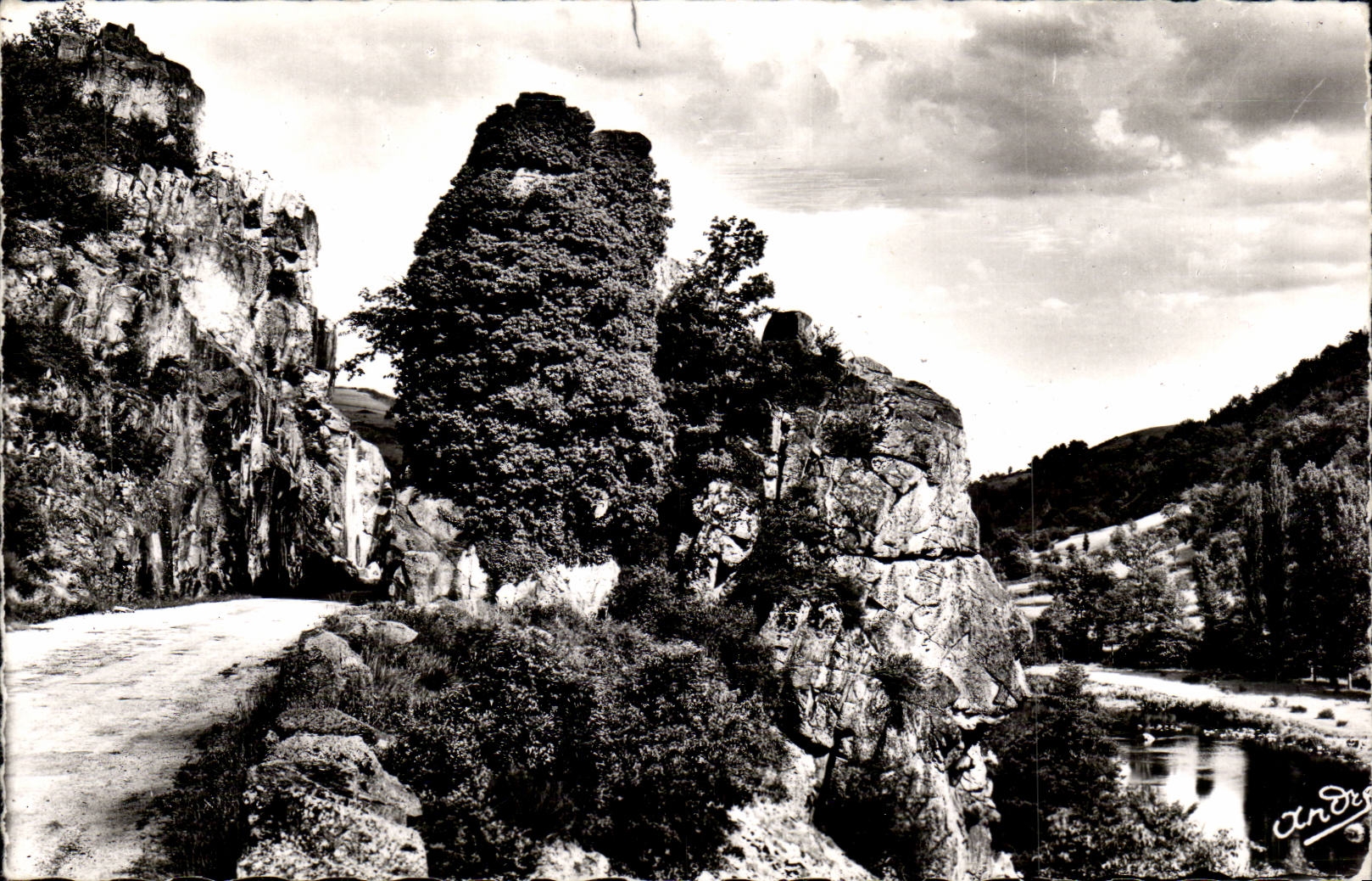 Gorges de Chouvinny — Le Rocher Armand et la Sioule — Édition d'Art André, Grenoble