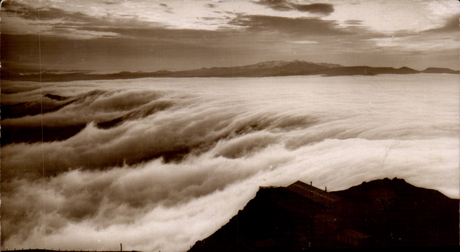 Vue aérienne de nuages — Observatoire du Mont-Bédôme — Édit. spéc. du Bur. des Télégr. et Téléph. de l'Observatoire