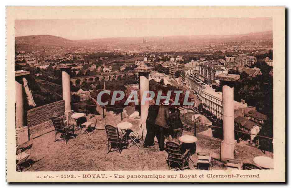 CPA Auvergne Royat Vue panoramique sur Royat et Clermont Ferrand