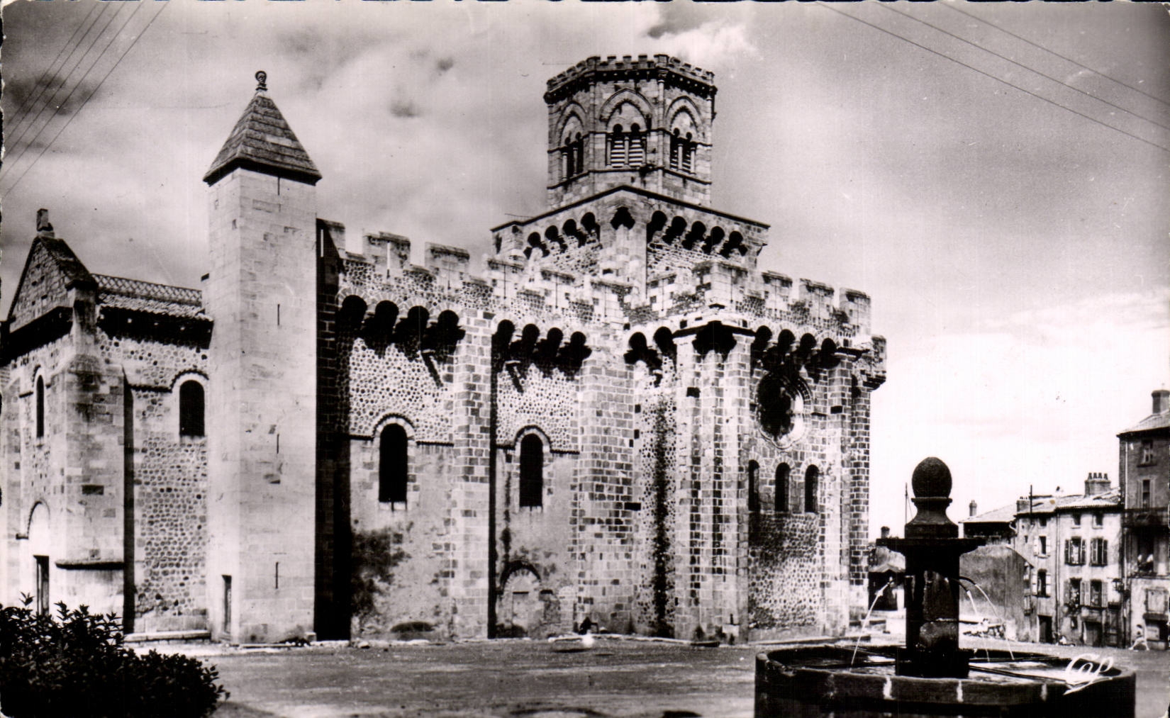Royat - Église Saint-Léger fortifiée — construite au XIe s. — Ciné-Photo des Arts Photographiques, Paris