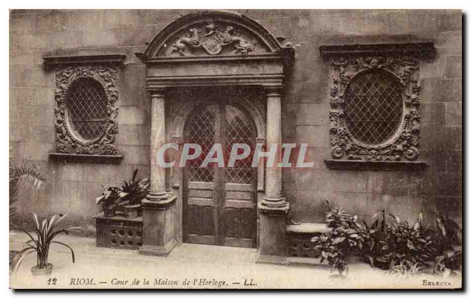 CPA Auvergne Cour de la maison de l horloge