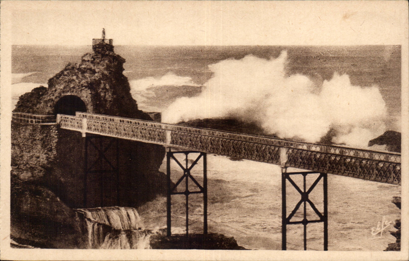 CPA Biarritz Le rocher de la vierge par gros temps