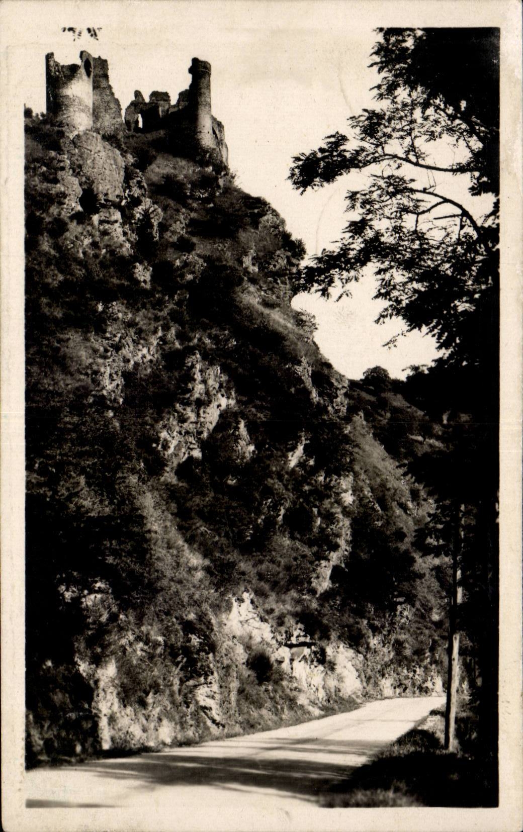 Château des Fades — Ruines du XIIIe siècle — VIADUC des FADES - Vallée de la Sioule