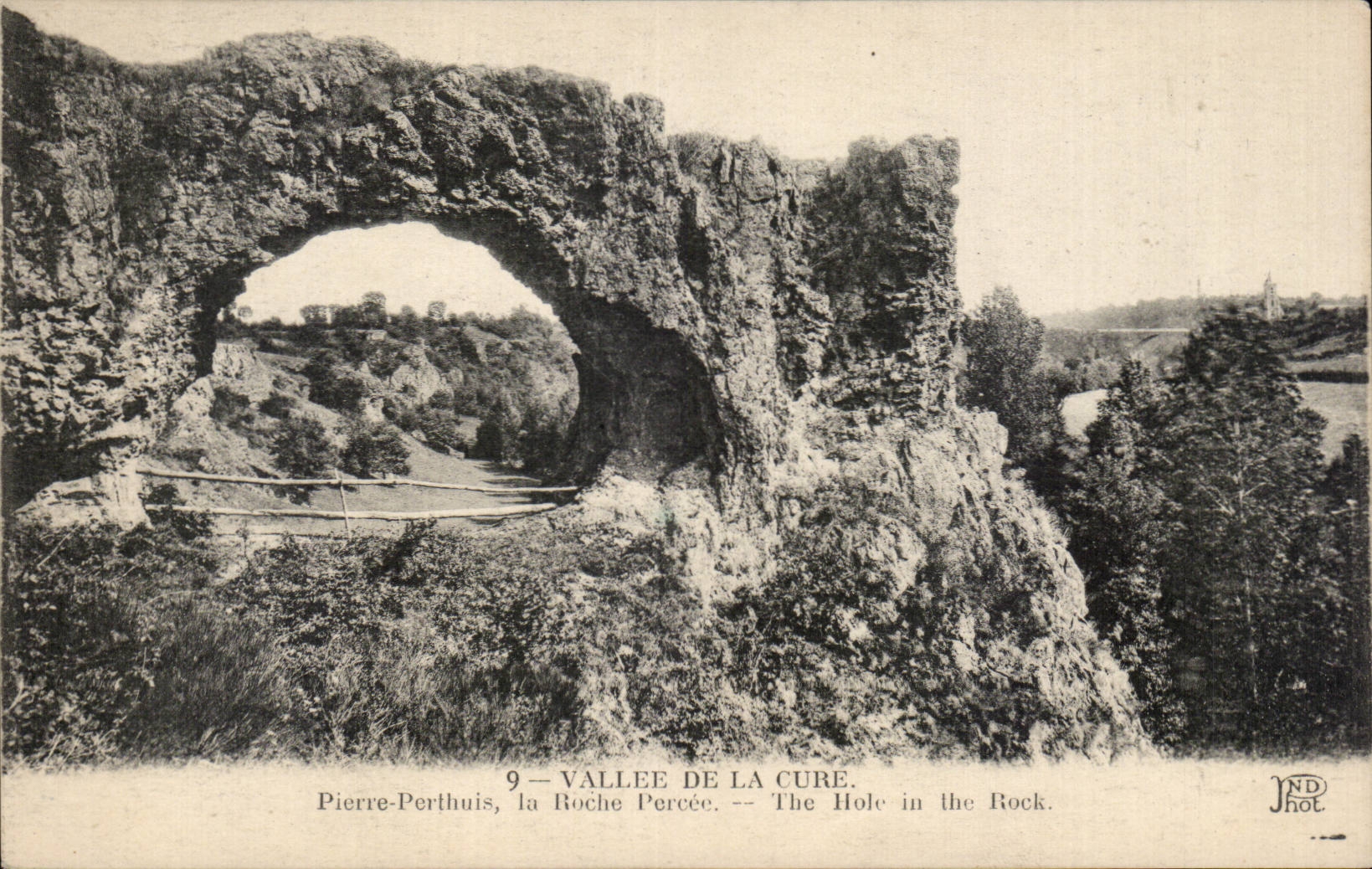 CPA Vallee de la Cure Pierre Perthuis La roche percee 