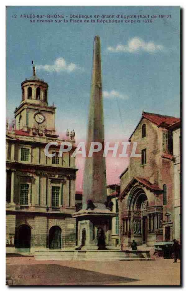 CPA Arles sur Rhone Obelisque en granit d Egypte se dresse sur la place de la Republique