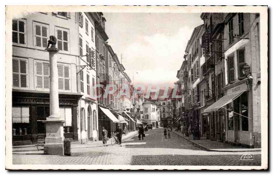 CPA Epinal Rue Rualmenil avec statue Pinau