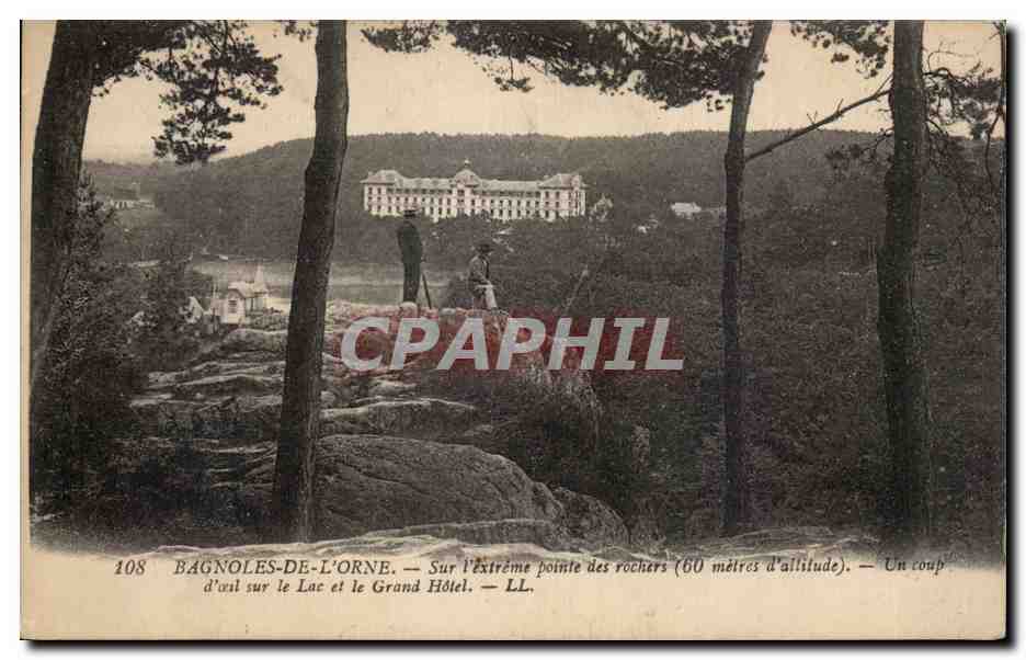 BAGNOLES-DE-L'ORNE — Sur l'extrême pointe des rochers (60 mètres d'altitude) — Un coup d'œil sur le Lac et le Grand Hôtel — LL.