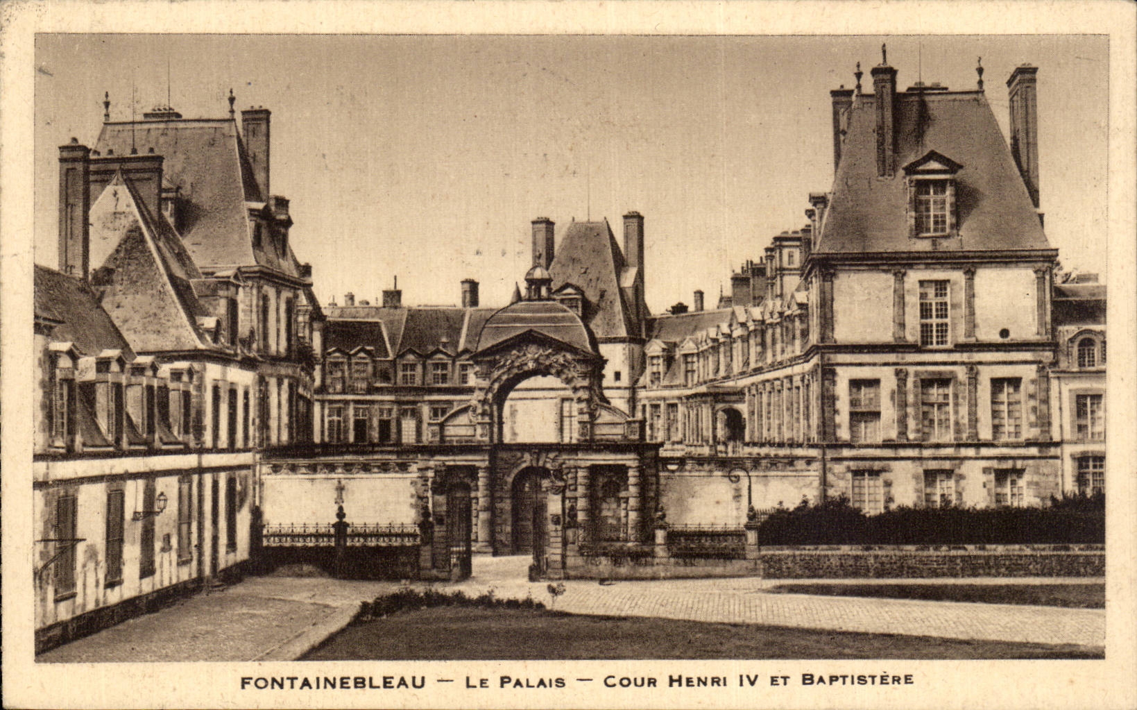 Fontainebleau — Il Palazzo — Cortile di Enrico IV e Battistero
