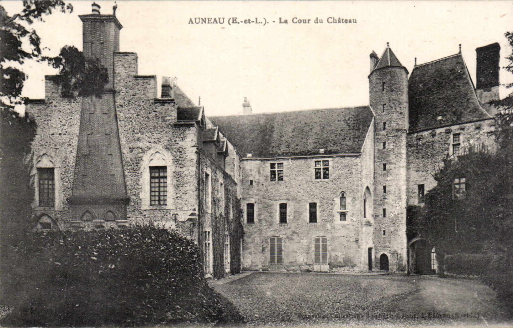 CPA Auneau La cour du chateau
