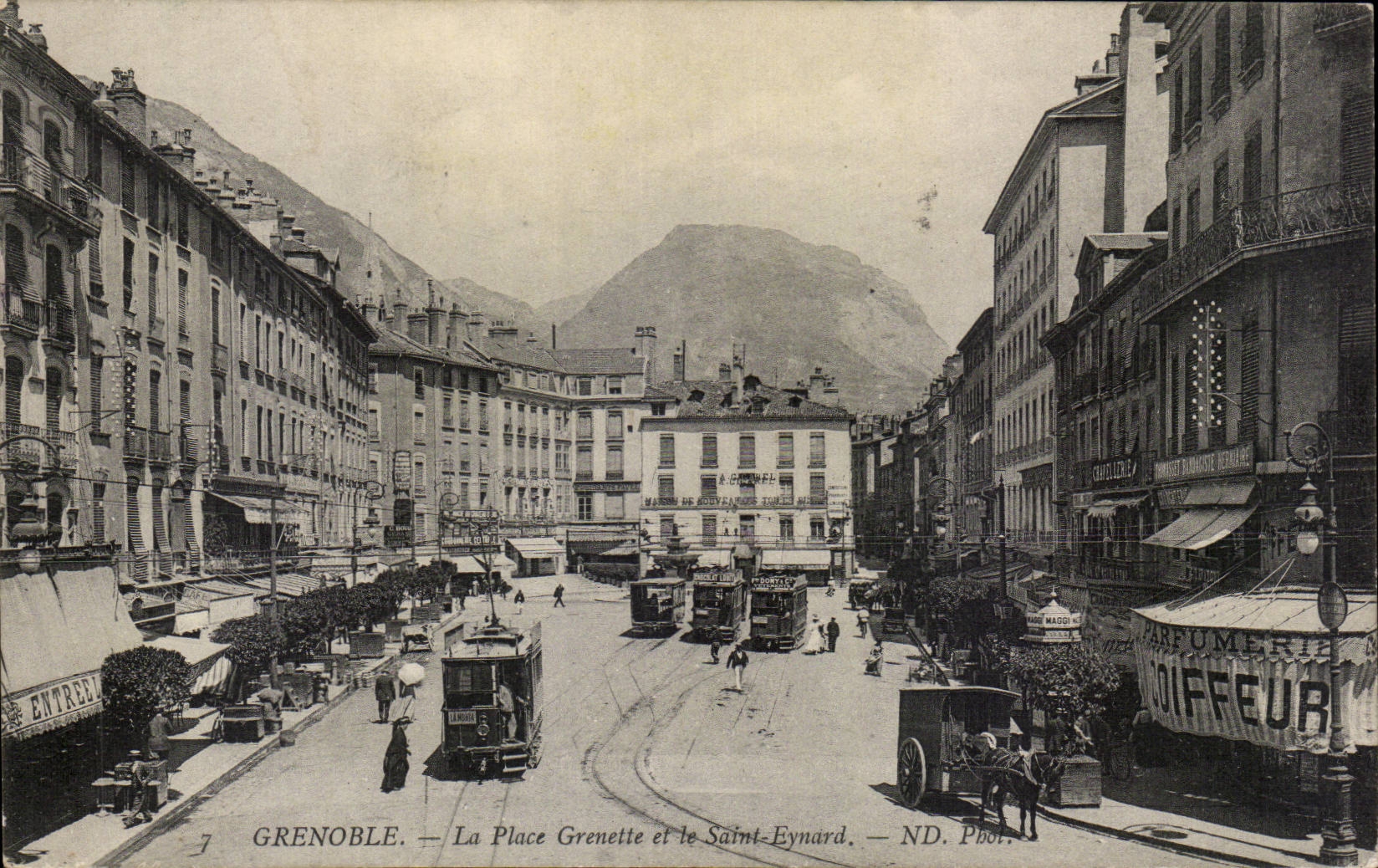 CPA Grenoble La place Grenette et le Saint Eynard