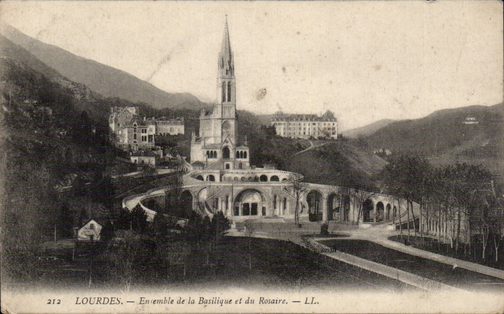 CPA Lourdes Ensemble de la basilique et du rosaire