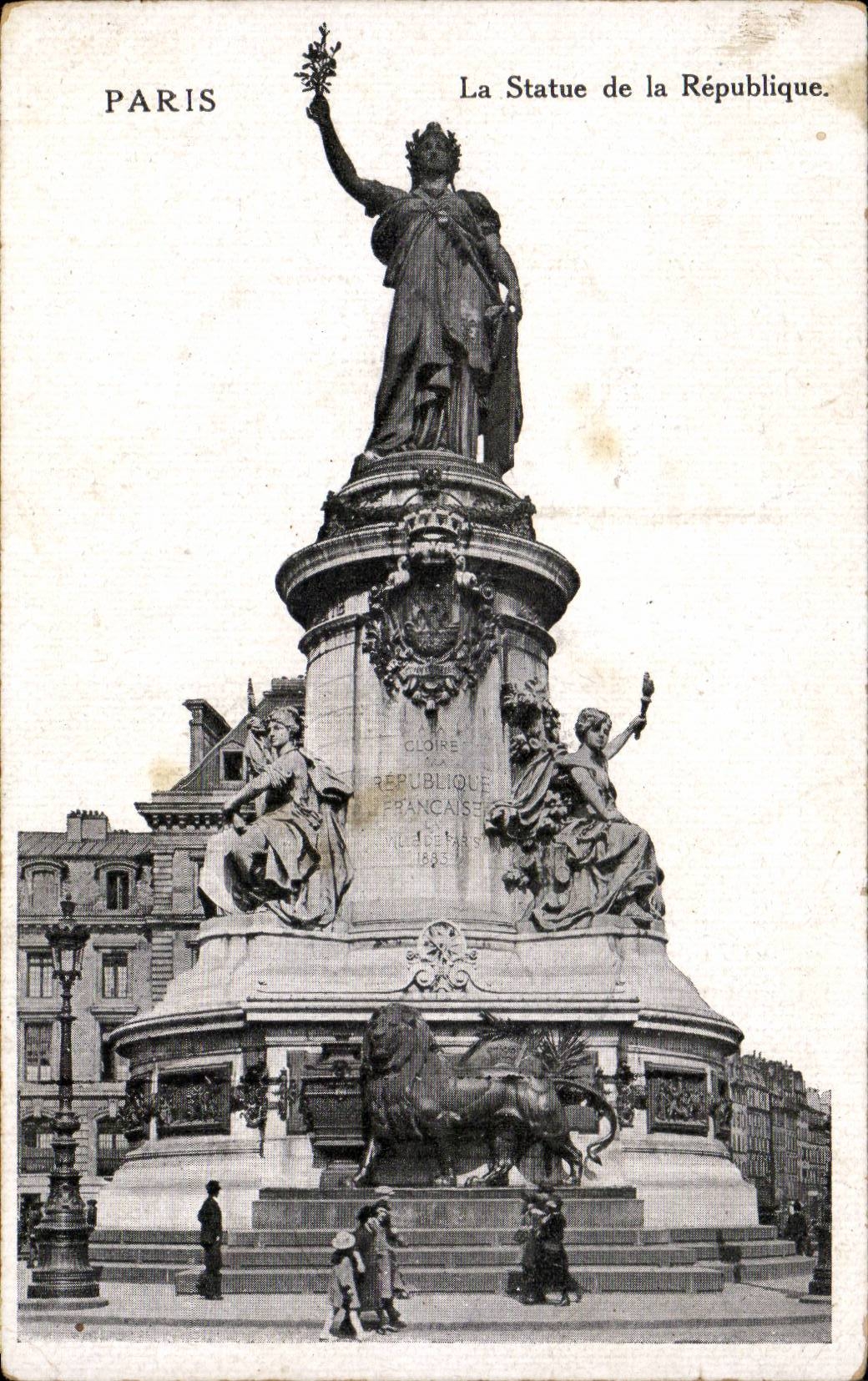 CPA Paris La statue de la Republique Lion 