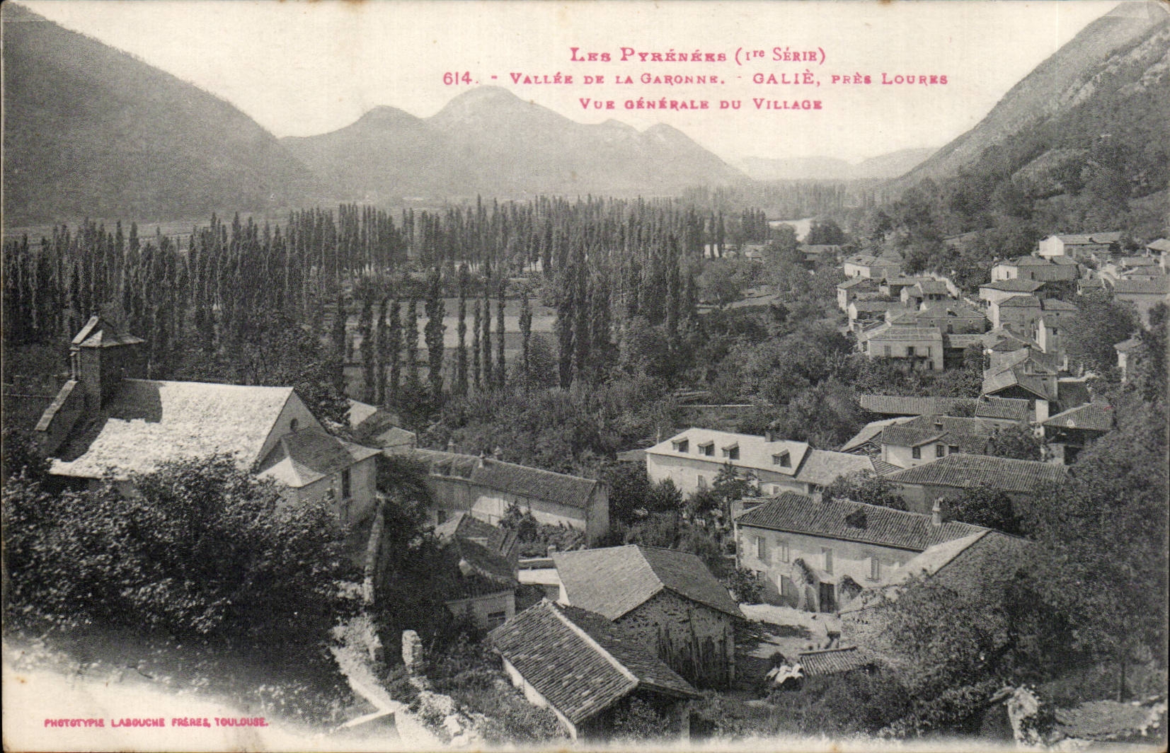 CPA Vallee de la Garonne Galie pres Loures Vue generale du village