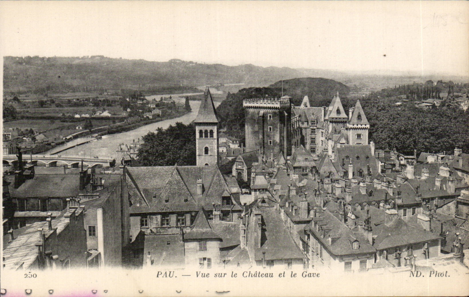 Pau — Vue sur le Château et le Gave — ND. Phot.
