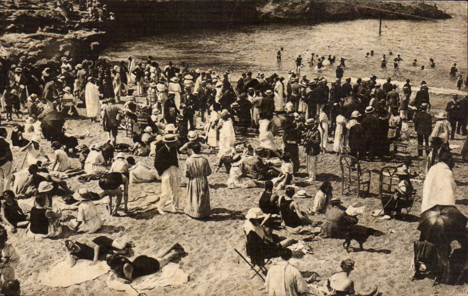 CPA Biarritz Le bain de soleil au Port Vieux 