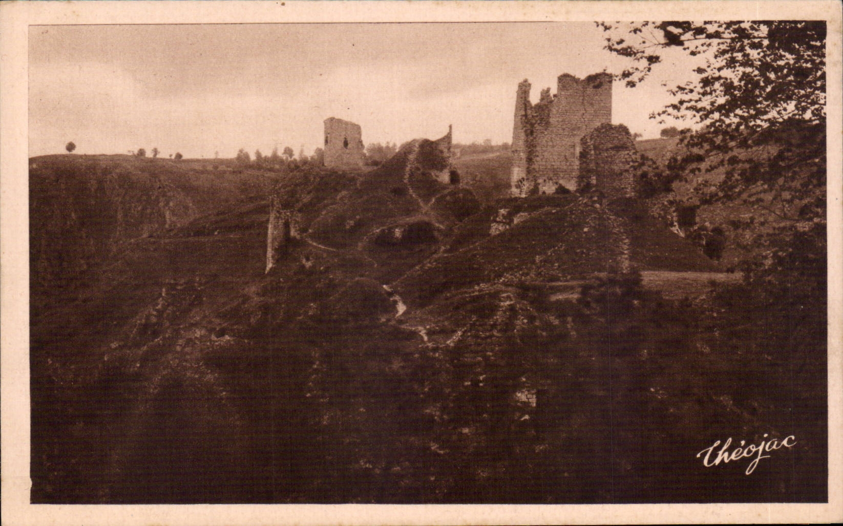 CPA Crozant Vue d ensemble des ruines