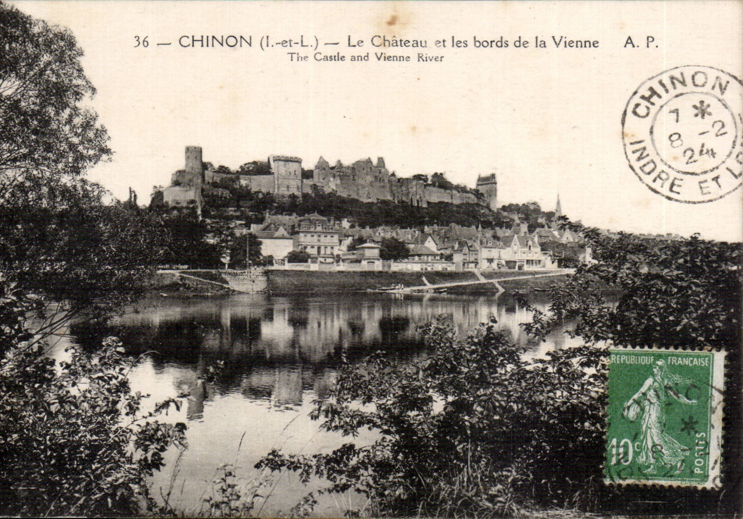 CPA Chinon Le chateau et les bords de la Vienne 