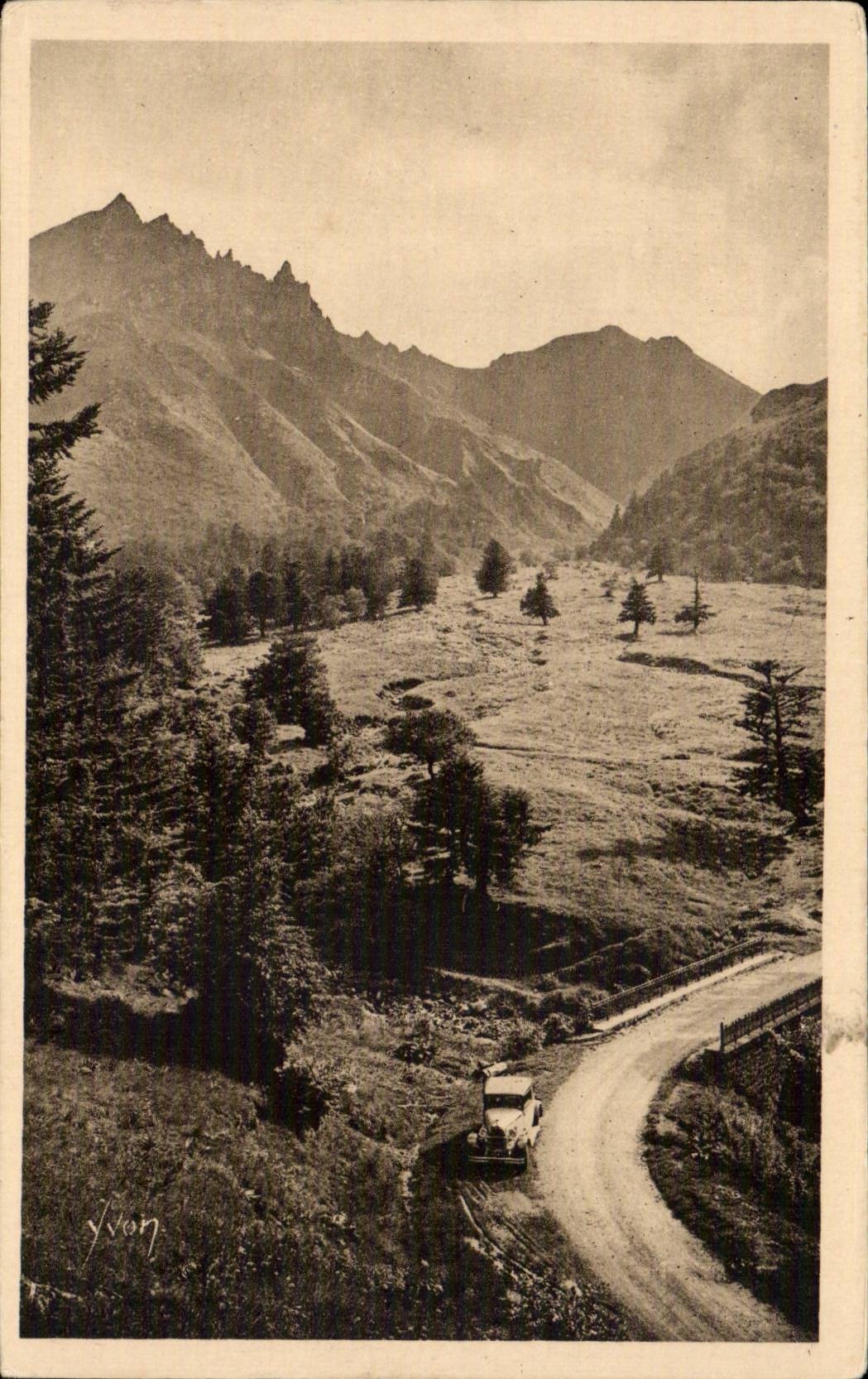 CPA Environs du Mont Dore La vallee d enfer et les aiguilles du diable