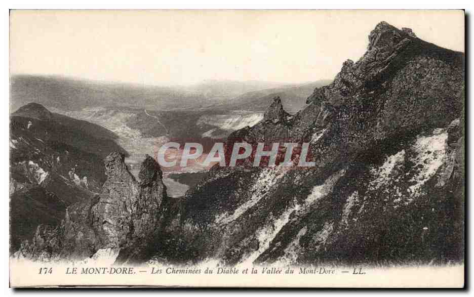 CPA Le Mont Dore Les cheminees du diable et la vallee du Mont Dore