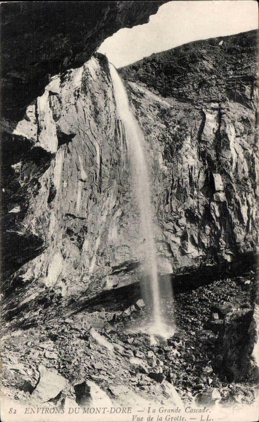 CPA environs du Mont Dore La grande cascade Vue de la grotte