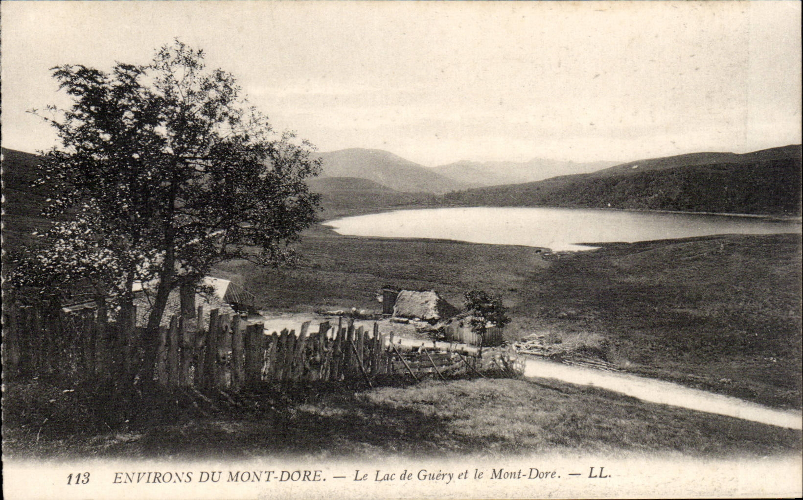CPA Environs du Mont Dore Le lac de Guery et le Mont Dore