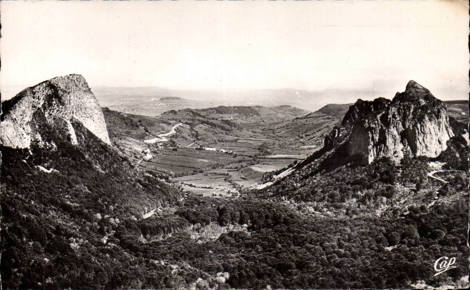 CPA Le Mont Dore Roches Tuillieres et Sanadoire