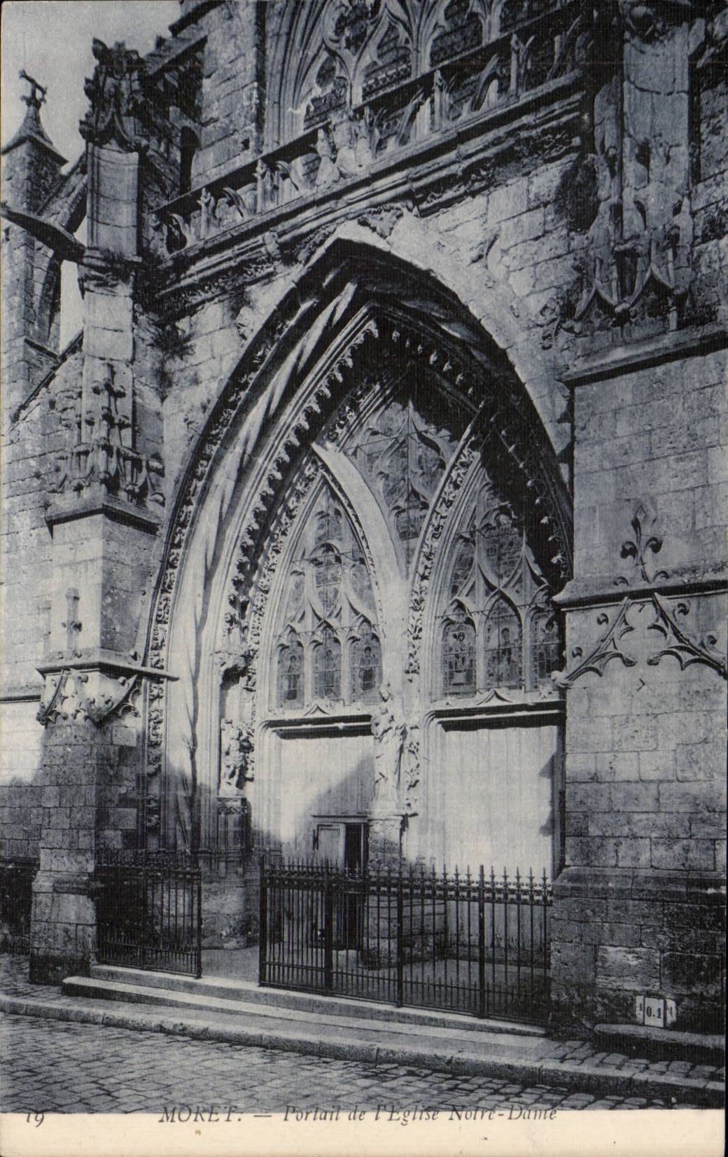 CPA Moret Portail de l eglise Notre Dame