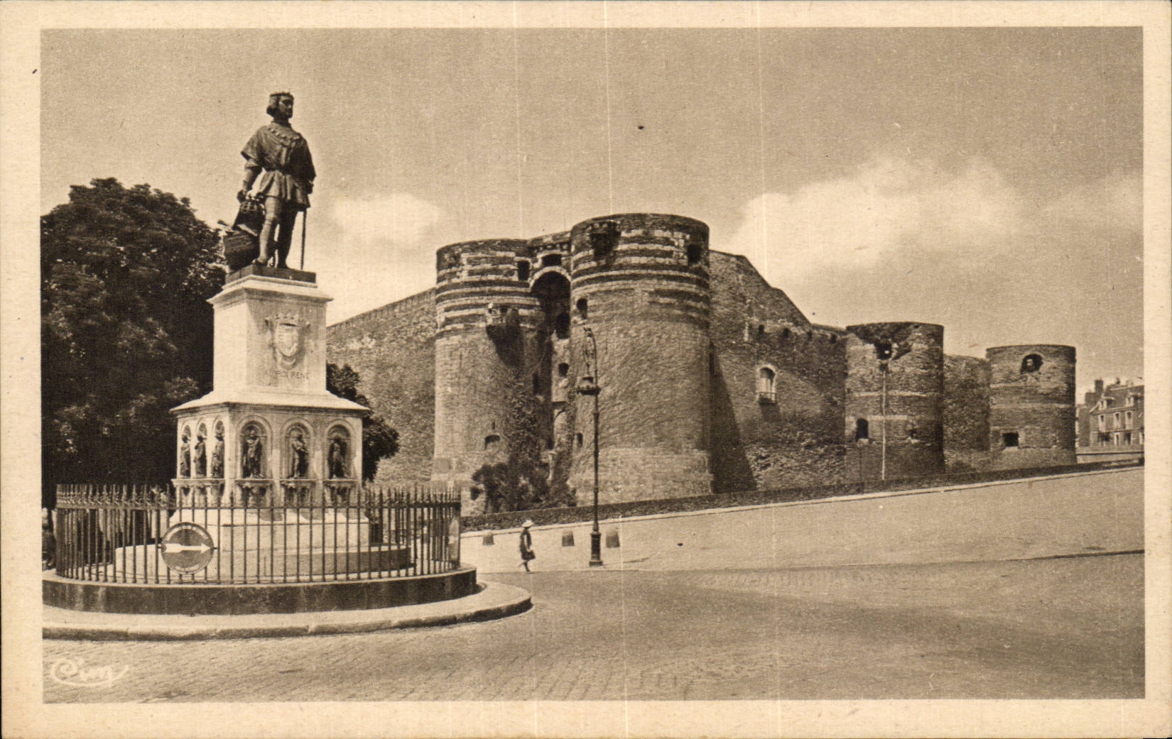 CPA Angers Statue du Roi Rene et le chateau