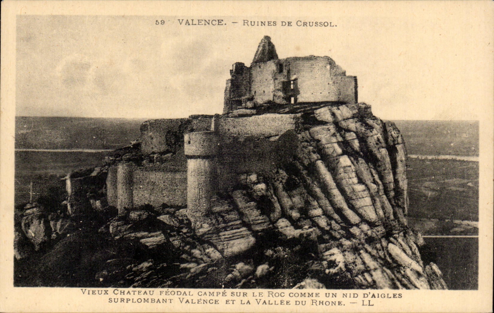 Valence — Ruines de Crussol — Vieux château féodal campé sur le roc comme un nid d'aigles surplombant Valence et la vallée du Rhône — LL