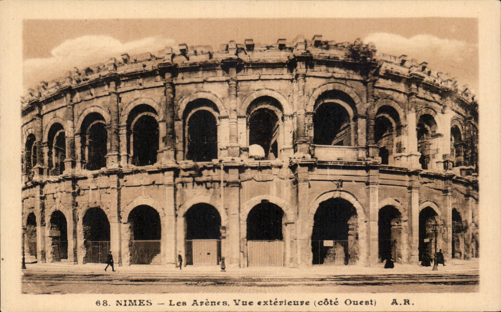 Nîmes — Les Arènes, Vue extérieure (côté Ouest) — A.R. n°68