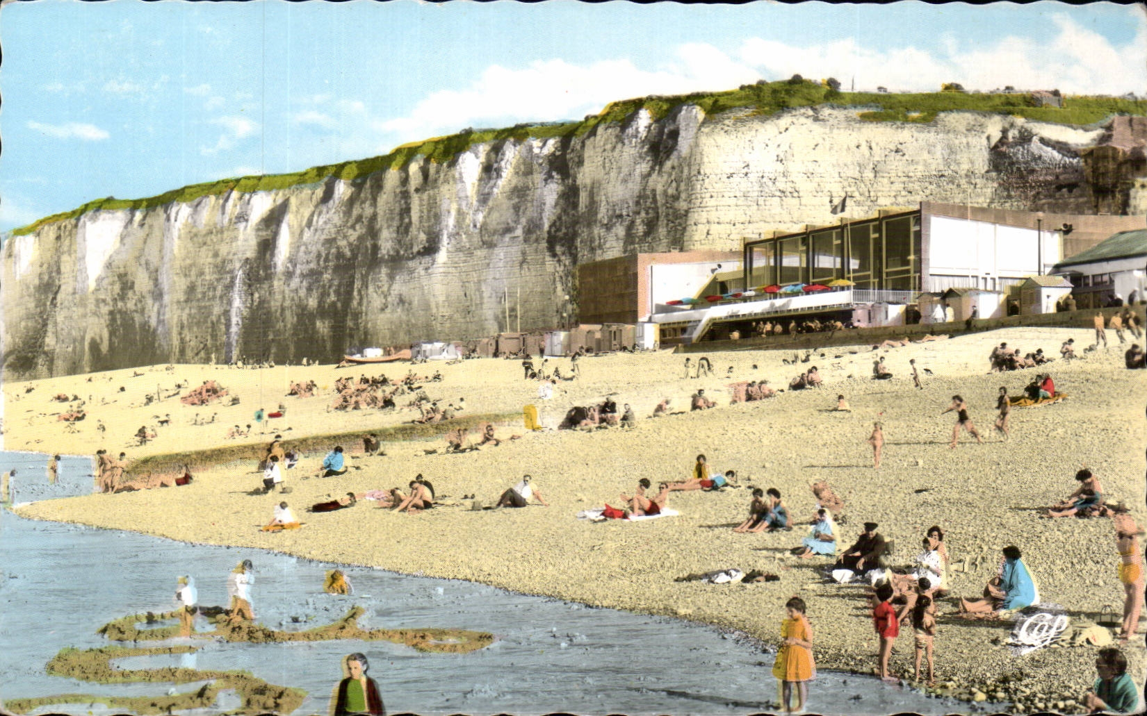 Saint Valery en Caux - La Plage et les Falaises - CPA 