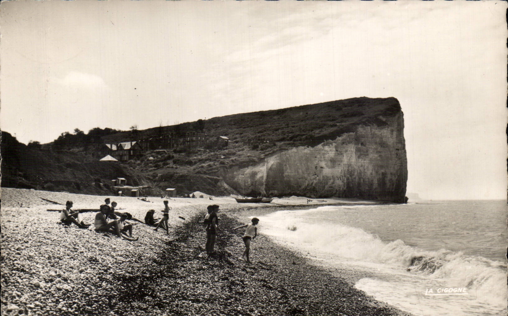 Saint Pierre en Port - La Plage et les Falaises - CPA 