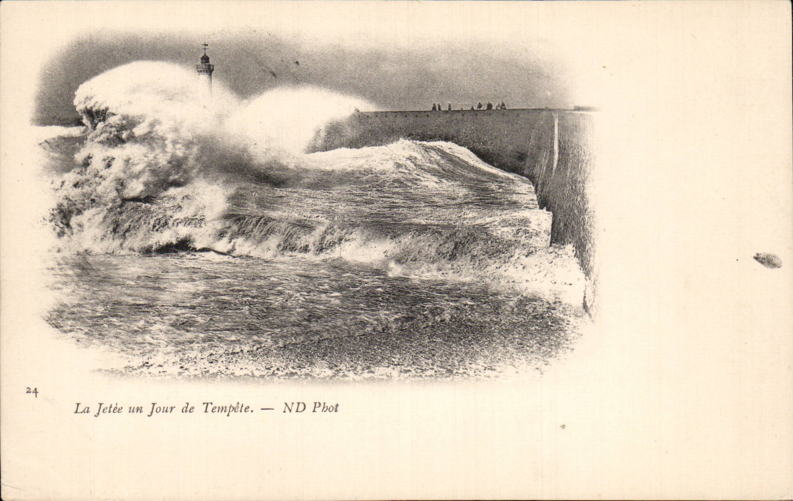 La Jetee un Jour de Tempete Phare Lighthouse - CPA 