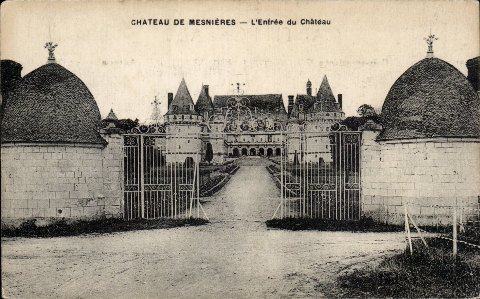 Chateau de Mesnieres - L Entree du Chateau - CPA 