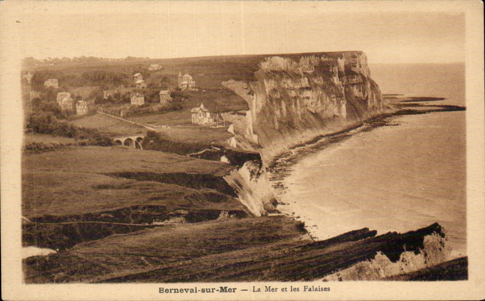 Berneval sur Mer - La Mer et les Falaises - CPA 