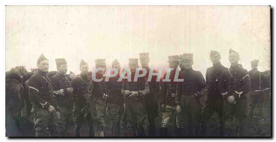Groupe de soldats en uniforme — époque inconnue — sans éditeur ni numéro de série visible