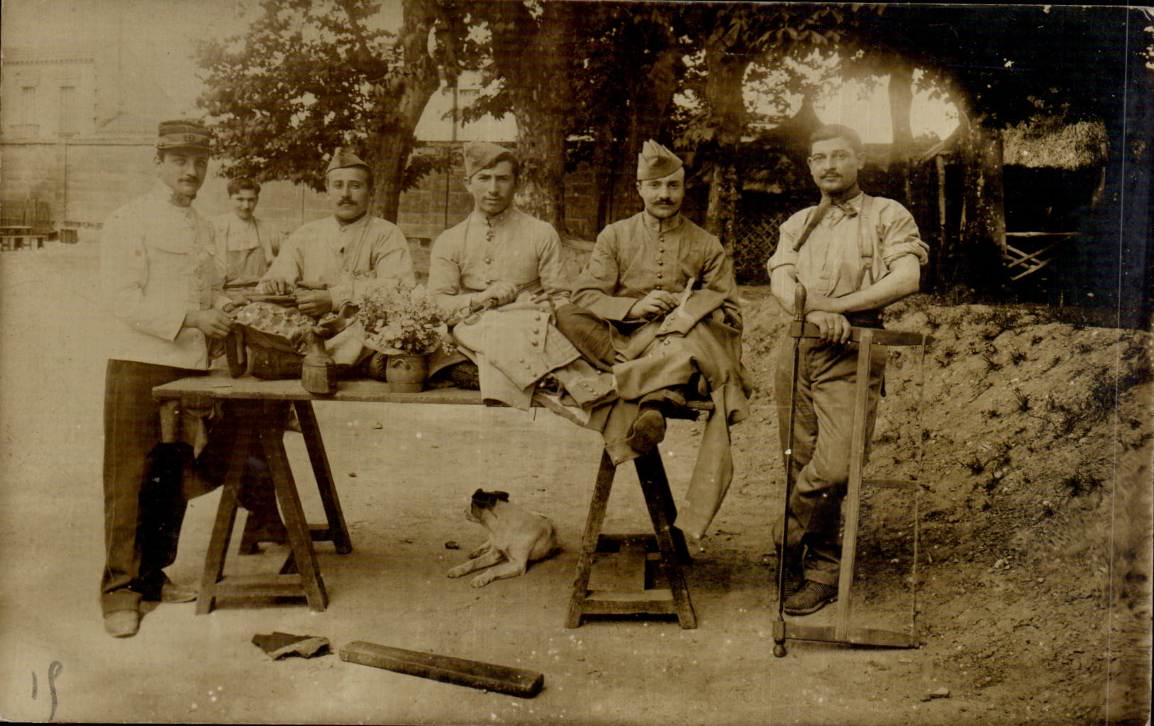 CARTE PHOTO Soldats militaria Ouvriers