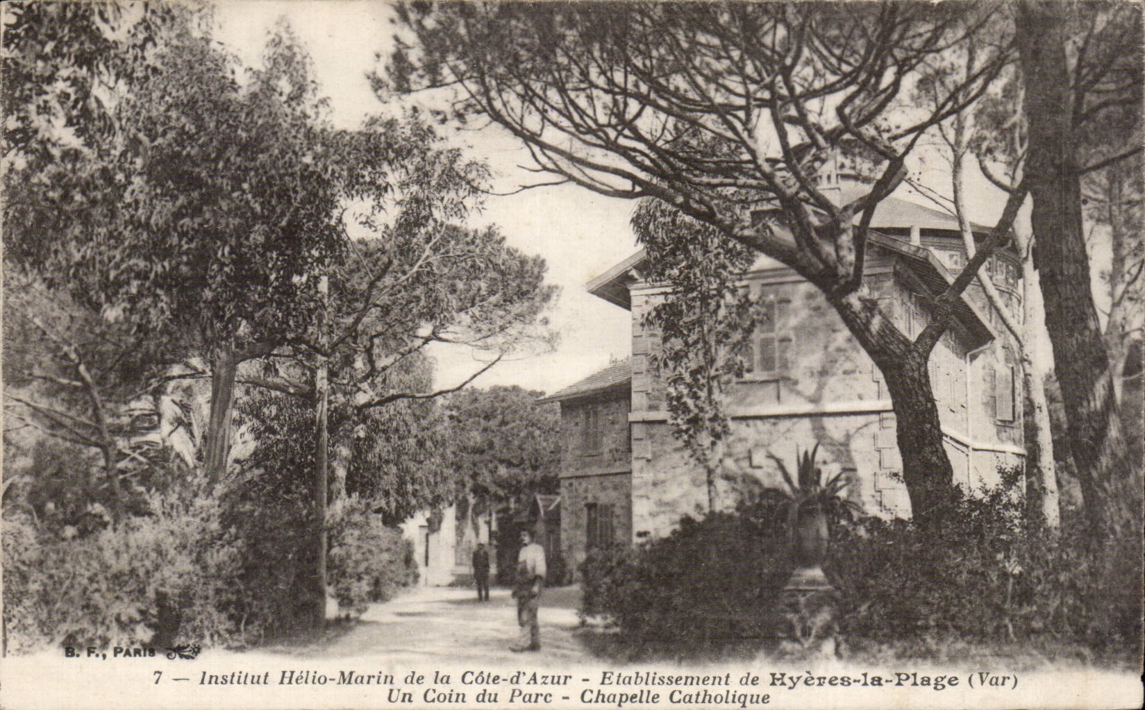 CPA Institut Helio marin de la Cote d azur Etablissement de Hyeres la Plage Un coin du parc Chapelle catholique