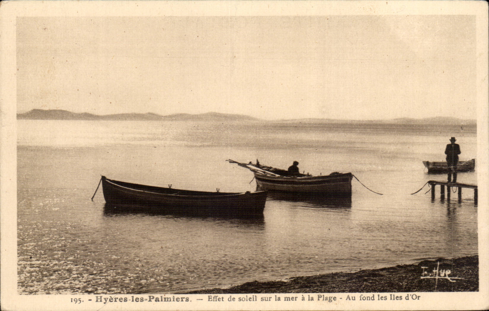 Hyères-les-Palmiers — Blick auf die Sonnenstrahlen am Meer am Strand — Im Hintergrund die Îles d'Or — Verlag E. Hue, Nr. 195