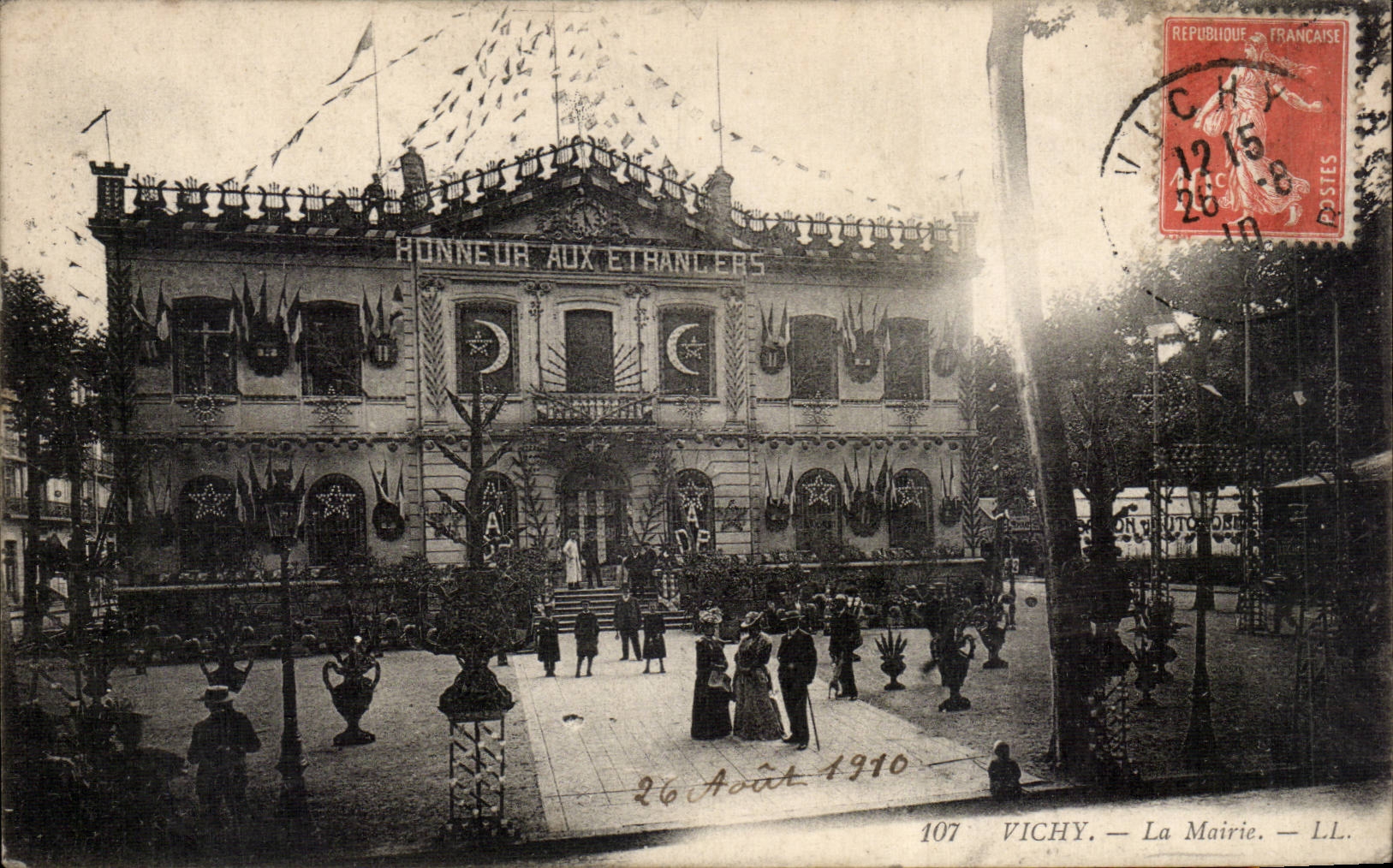 CPA Vichy La mairie Honneur aux etrangers