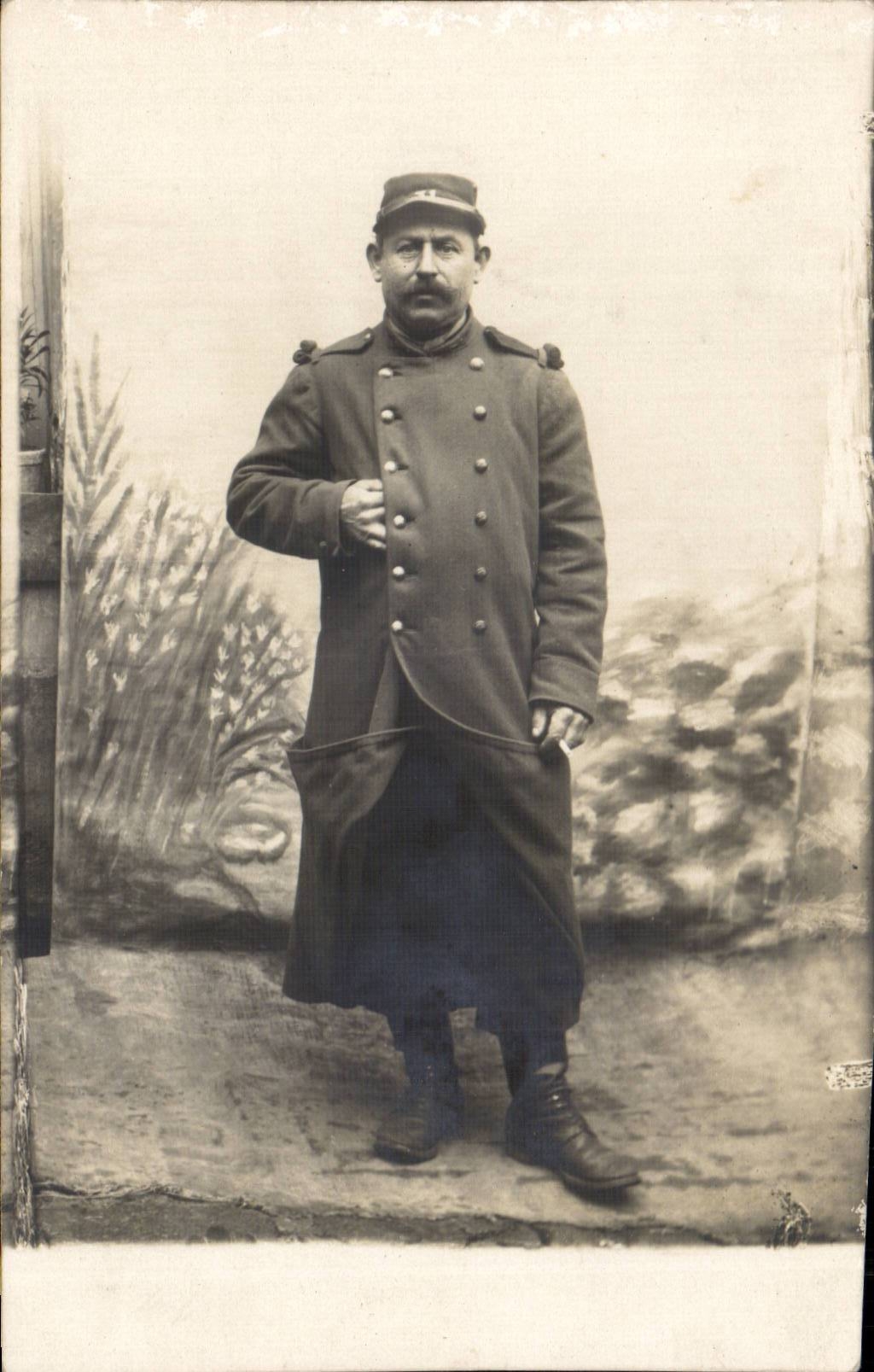 Soldat en uniforme — photo studio — A. Chevalier, Phot. 7, Rue du Cordon, Cher