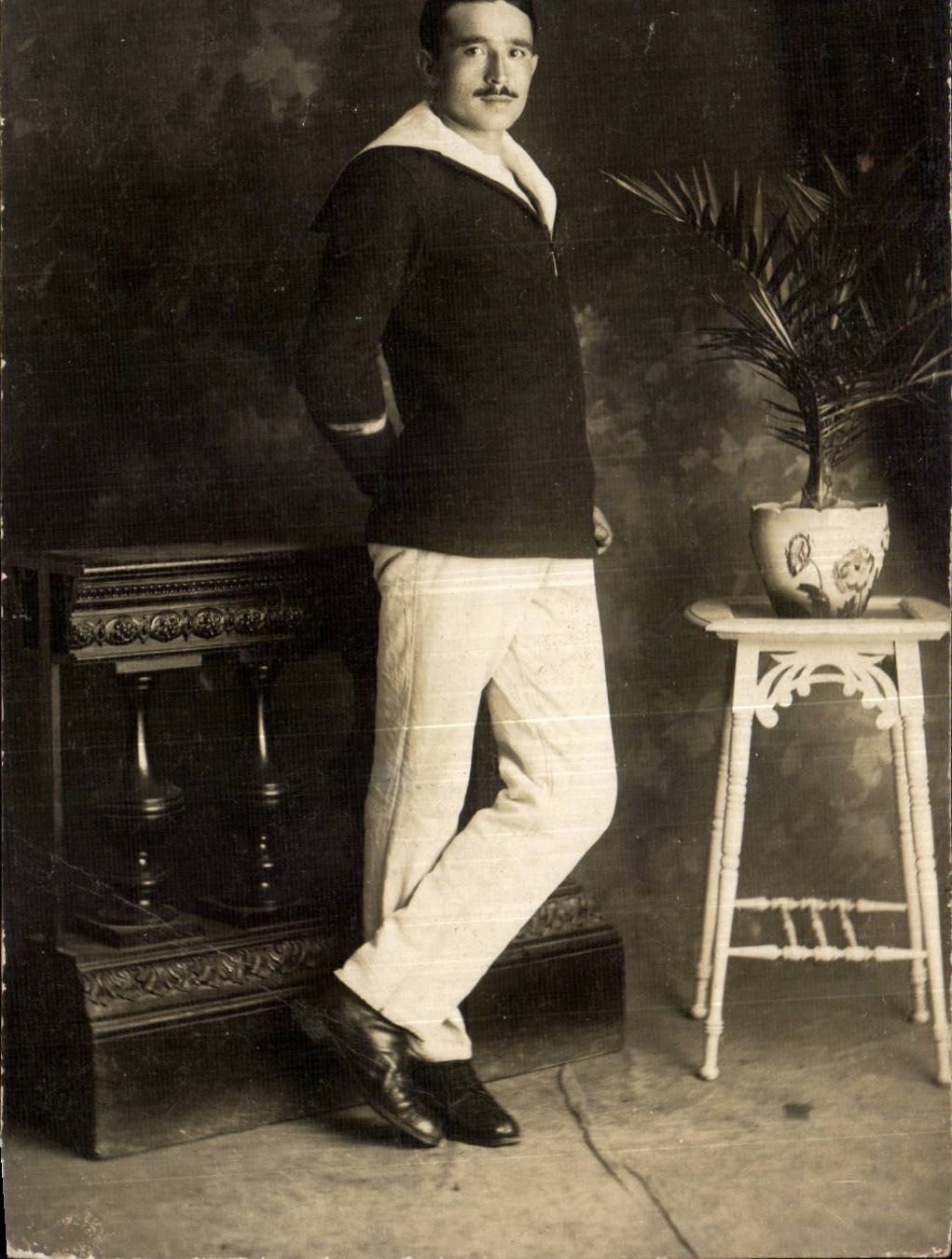 Portrait d'un marin — studio — R. & L. Hutterinot, Bouspflug & Cie