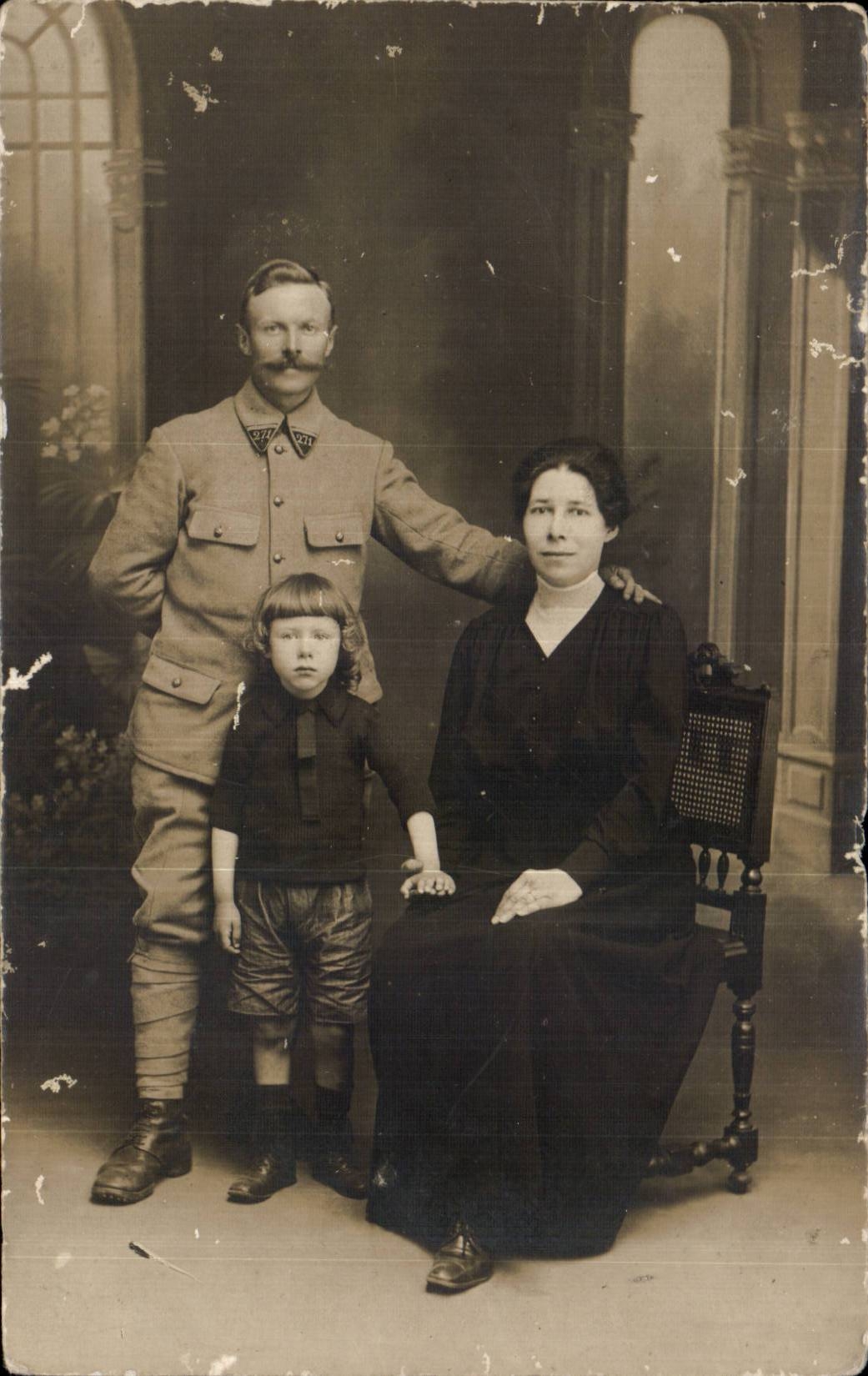 CARTE PHOTO Soldat en famille militaria 