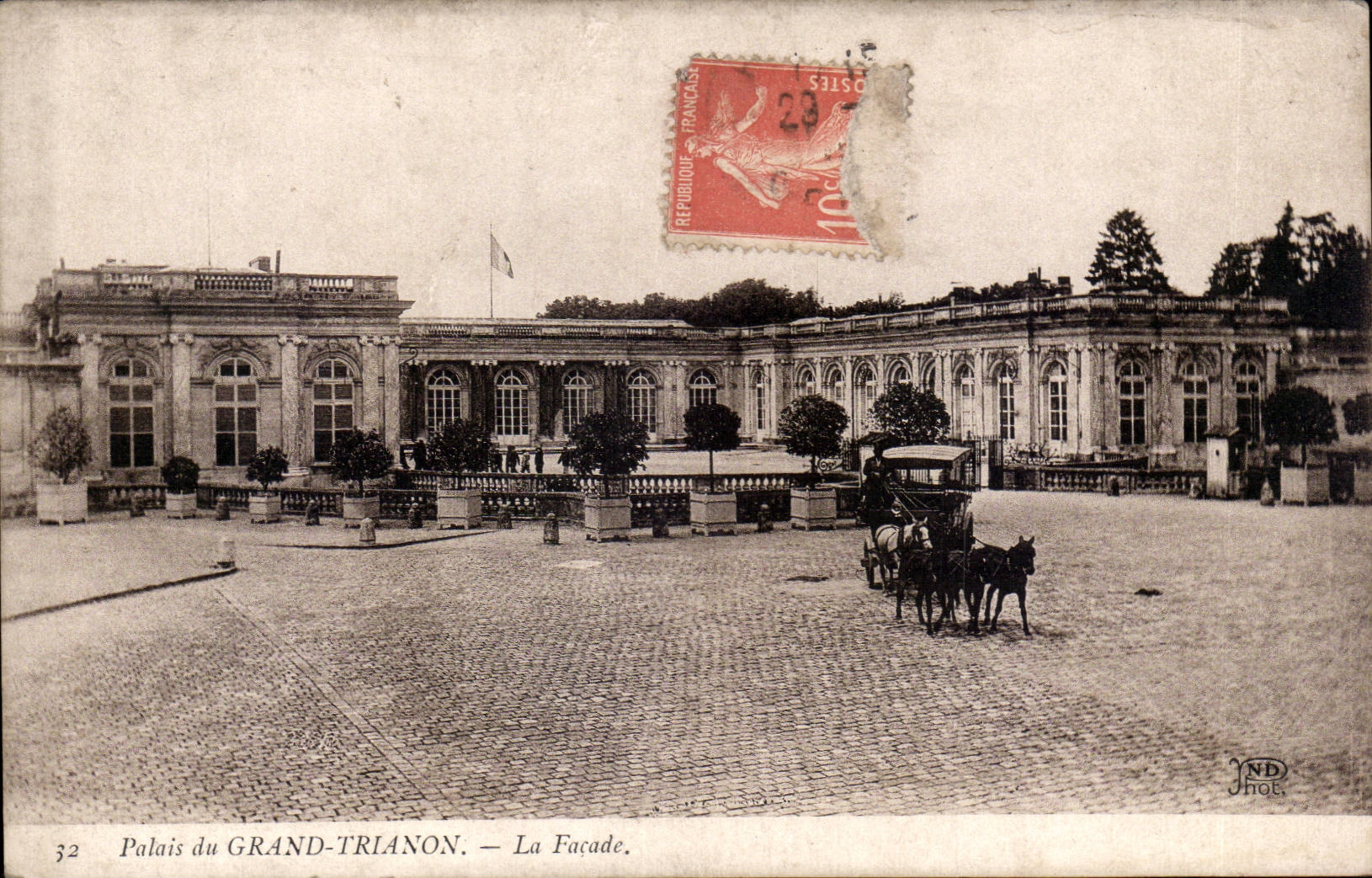Palais du GRAND-TRIANON — La Façade — ND Phot.