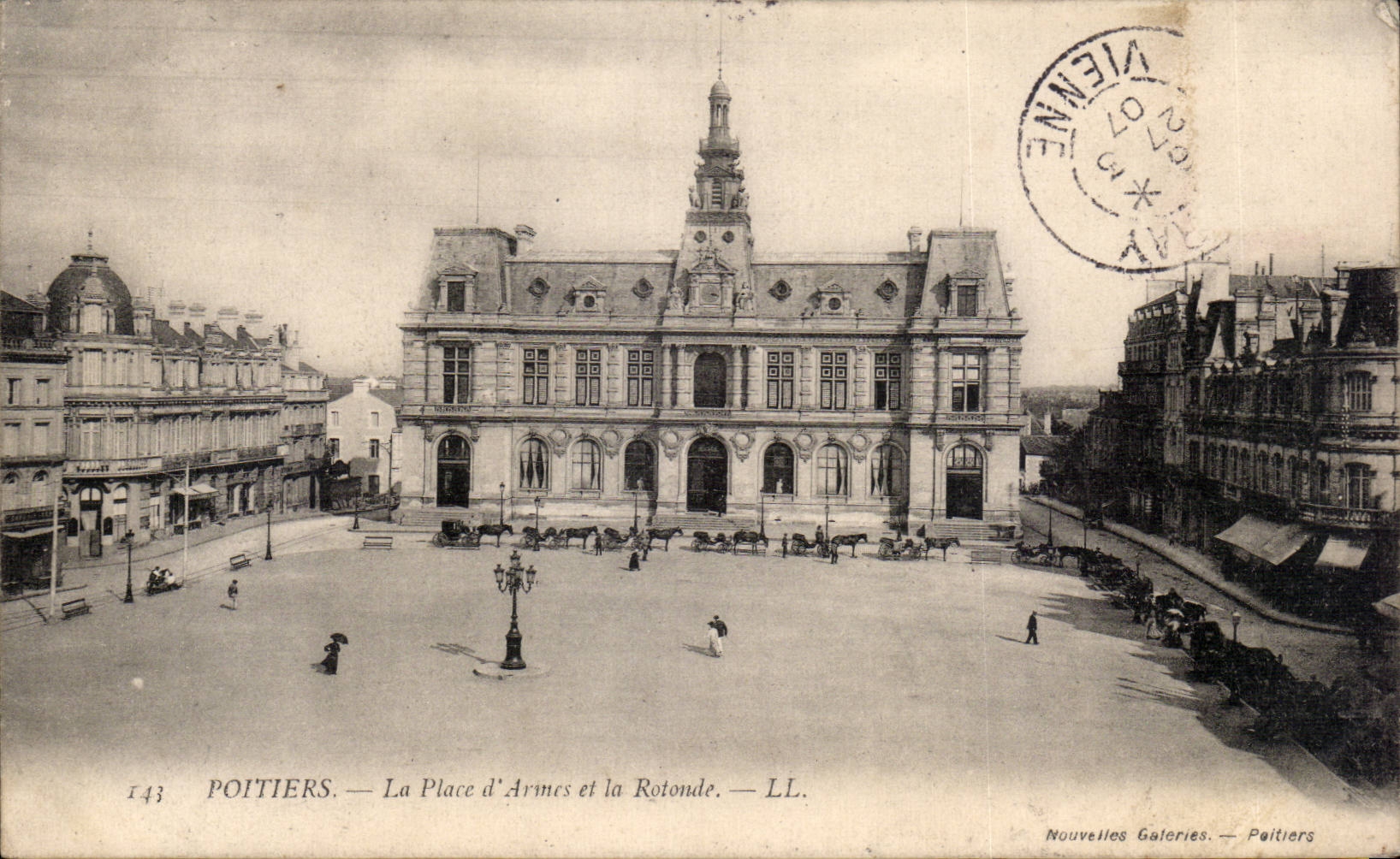 Poitiers — La Place d'Armes et la Rotonde — LL. — Nouvelles Galeries — Poitiers