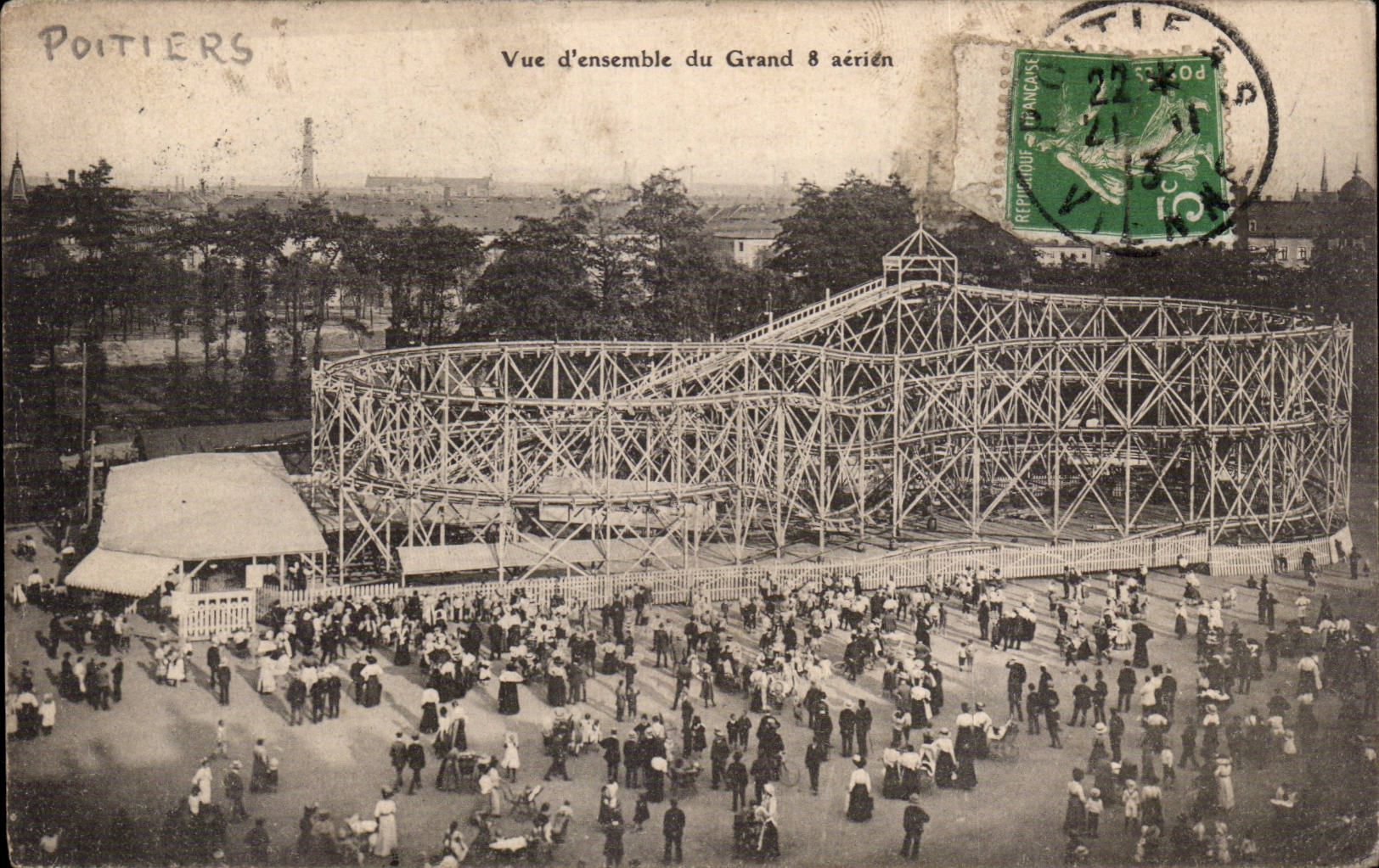 Poitiers — Vue d'ensemble du Grand 8 aérien — éditeur inconnu, n° de série non visible