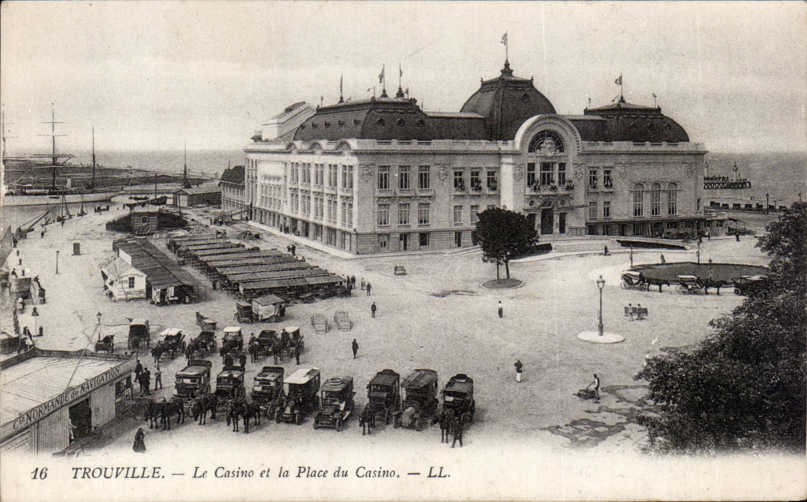 Trouville - Le Casino et la Place de Casino - CPA 