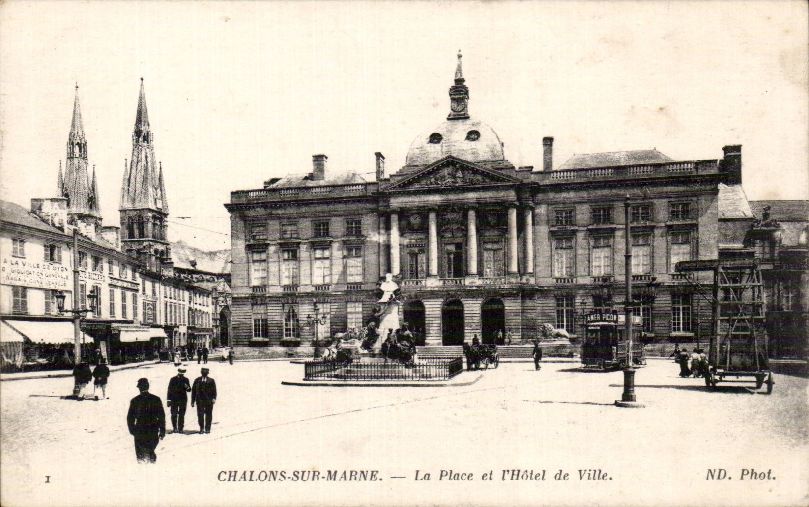 Chalons sur Marne - La Place et l Hotel de Ville - CPA 