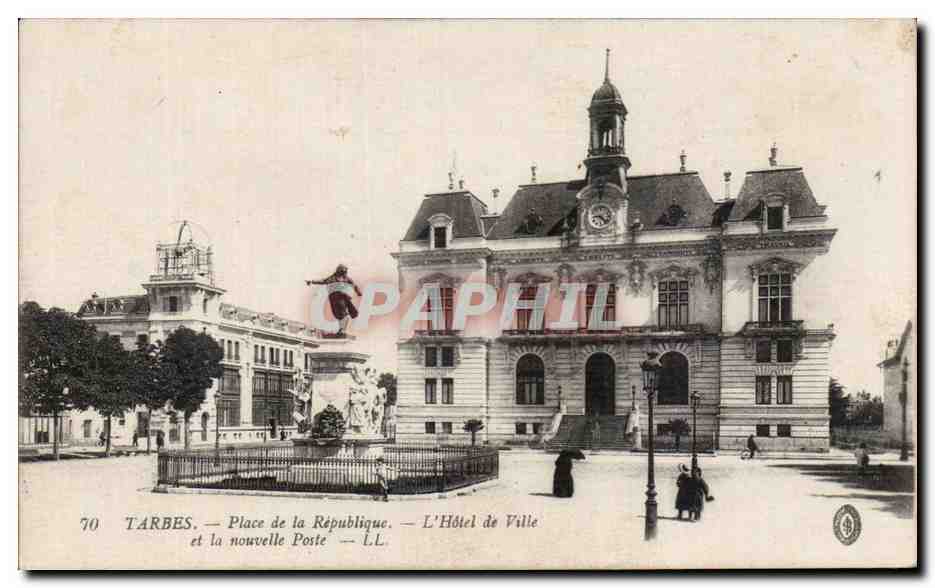 Tarbes — Place de la République — Das Rathaus und die neue Post — LL, n°70